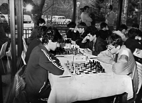 Фотоспомен от 1986 г., когато на 17-тото РОПЮ (Републиканско отборно първенство за юноши) Димитър Перчев, Петьо Караджов, Христо Костурков, Димитър Немски и Георги Тошев успяват да достигнат до 27-о място, като играчи на Шахматен клуб „Оборище“, Панагюрище