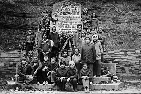 пред-паметника-на-Оборище