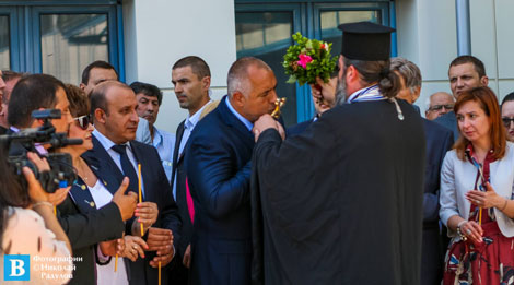 бойко-целува-кръста