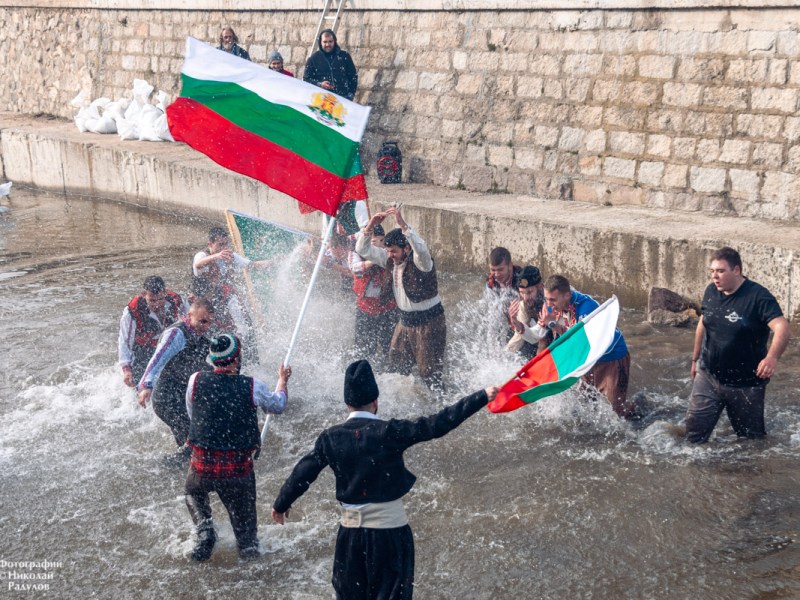16 младежи скочиха за Богоявленския кръст в Панагюрище. Сталин Кунчев пръв го извади (видео)
