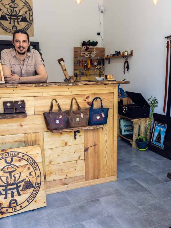 Отвори врати първото в Панагюрище ателие за ръчно изработени кожени изделия UTOPIA LEATHER GOODS