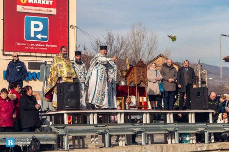 Велик Богоявленски водосвет и ритуал по хвърляне и улавяне на свещения кръст на Йордановден в Панагюрище
