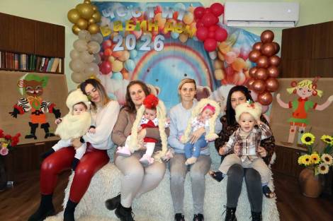 Радостни баби и майки на Бабинден в общината