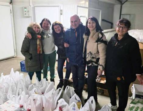 Още 23 торбички за хора в затруднено положение бяха раздадени в акцията „Купи и дари“