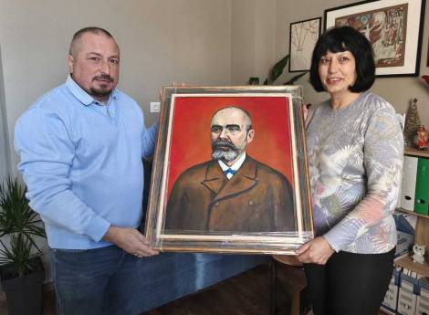 Кметът Желязко Гагов подари на НЧ „Виделина-1865“ портрет на Петър Карапетров – първият председател на читалището