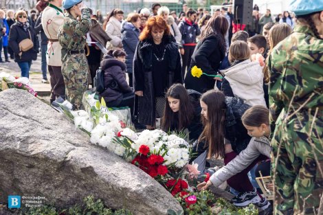 С панихида и общо четене на Вазовата ода „Левски“ в Панагюрище бяха отбелязани 153 години от гибелта на Апостола на свободата (снимки, видео)