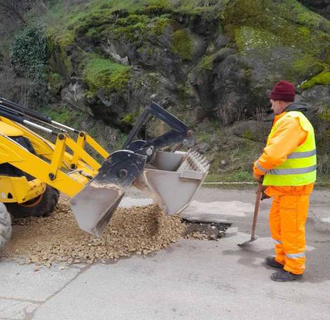 В Баня и Бъта най-после чакълират дупките