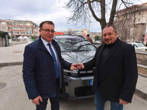 Кметът на Община Панагюрище връчи ключовете на нов автомобил началника на РУ