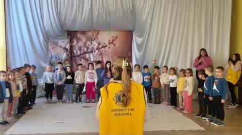 Лео клуб с инициатива за Деня на розовата фланелка